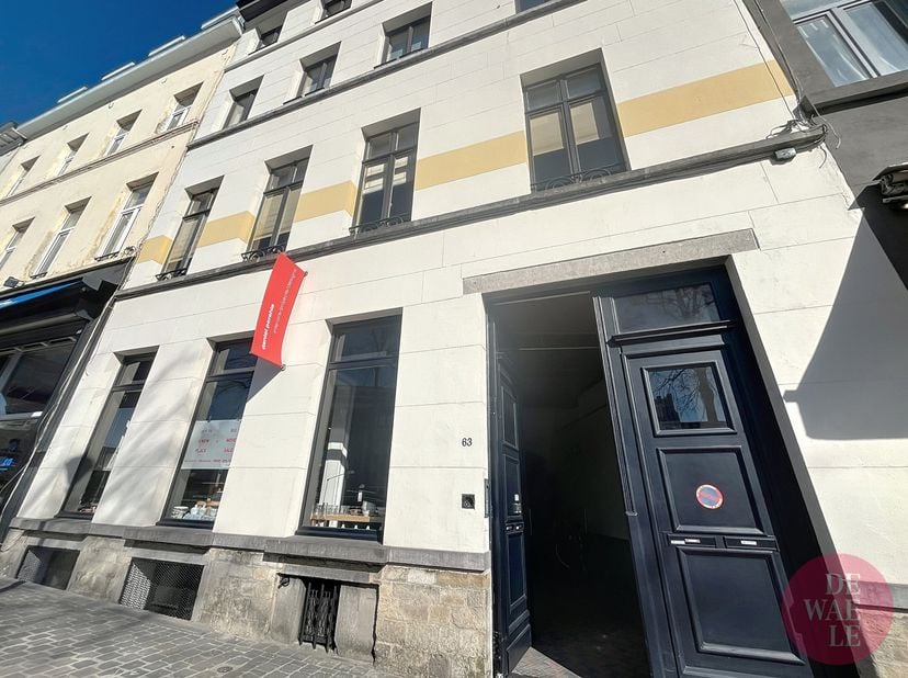 Dit handelsgelijkvloers van ±140 m² met een droge kelder van ±35 m² bevindt zich in een geklasseerd gebouw in het historische centrum en biedt een uni