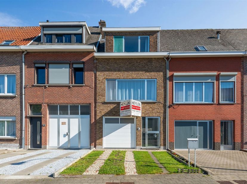 Deze ruime woning in de Pannenhuisstraat te Lier is gelegen in een charmante buurt met alle benodigdheden binnen handbereik. &lt;br /&gt;
Via de oprit komen