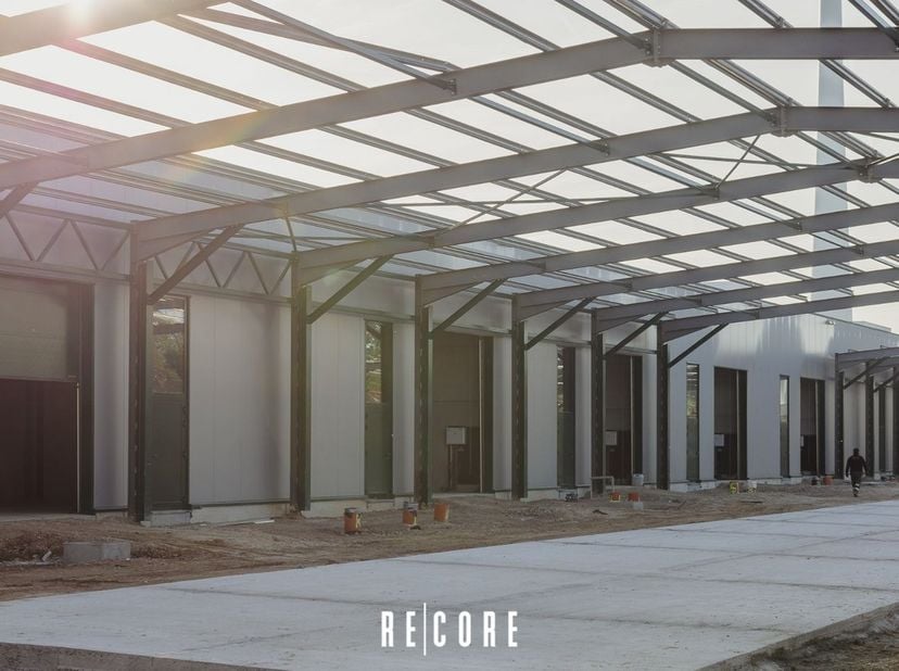 Unit 15 (289m²) in KMO-zone ‘The Sheds’ op de RE|CORE-site is gelegen in industriegebied en beschikt over 2 privatieve parkings. .  Vrije hoogte 6,26m
