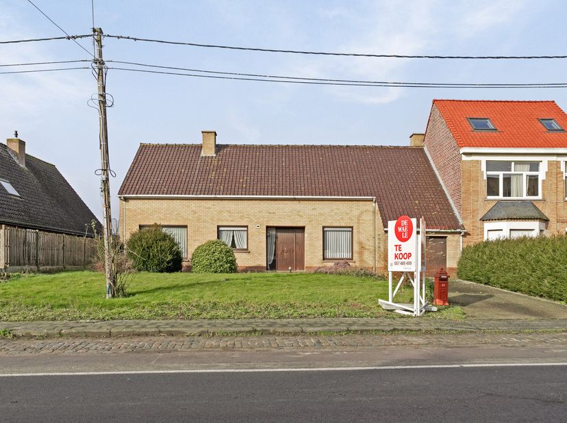Cette maison à vendre est située dans un excellent emplacement à Poperinge, offrant le meilleur des deux mondes: la proximité du ring et du centre, as