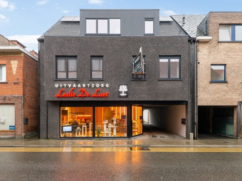 Centraal gelegen ruim &amp; energiezuinig nieuwbouwappartement op 1eV (mét lift) bestaande uit : Ruime lichte woonkamer met luxueus ingerichte open keuken