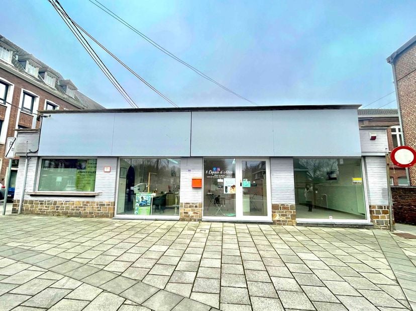 Bedrijfsvastgoed te huur
                    in 6200 Chatelet