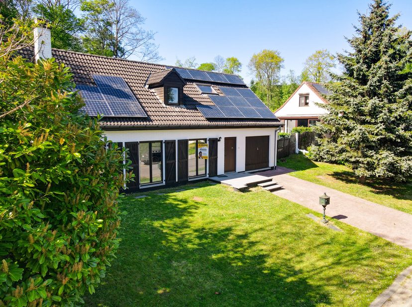 Actualimmo vous propose cette Magnifique Villa avec terrasse, jardin, garage et parking aisé. Située à BESONRIEUX dans un quartier résidentiel et calm