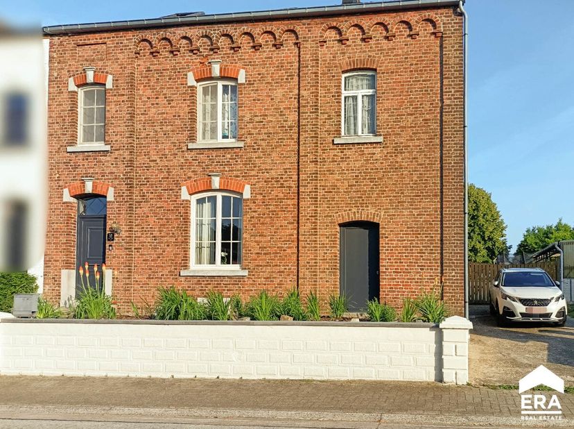 Ruime gezinswoning met 2 ruime slaapkamers en 1 kinderkamer op een mooi perceel van 11a 40ca in Gingelom. Voor meer informatie ga naar https://www.era