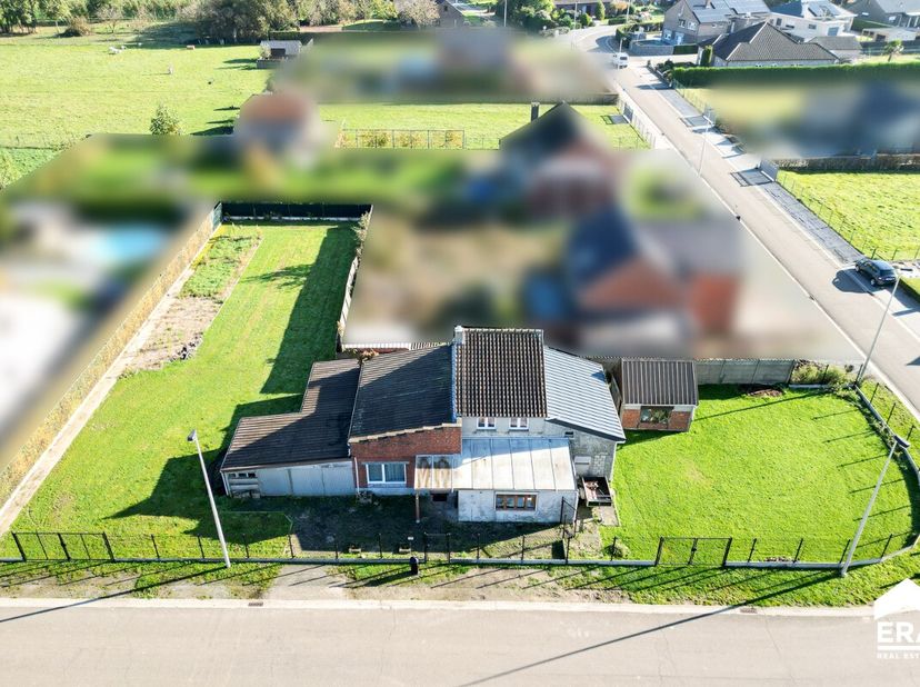 Verder te renoveren woning met 2 slaapkamers op een perceel van 11a 04ca, gelegen in een fijne woonomgeving te Herk-de-Stad. Dit vrijstaand huis heeft