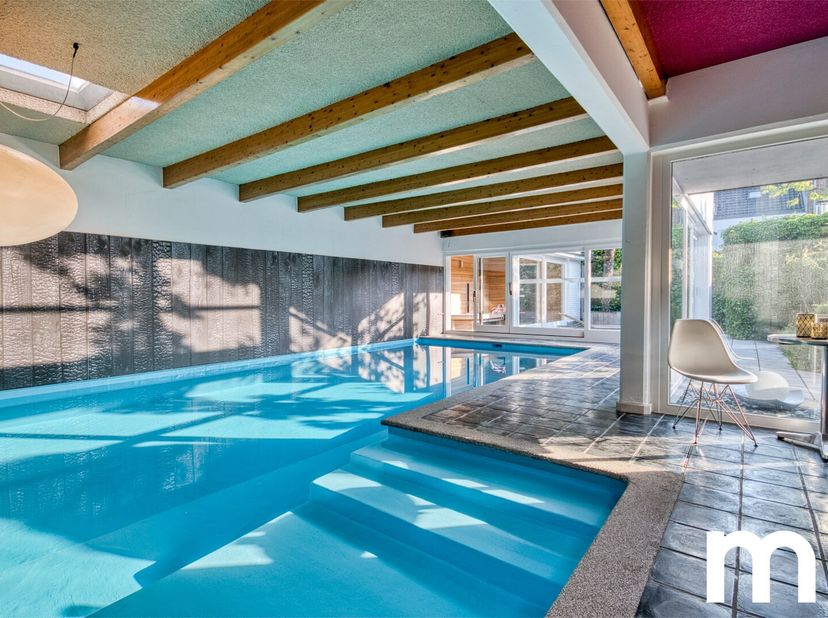 Bent u op zoek naar een unieke combinatie van wonen en werken? Deze veelzijdige eigendom biedt tal van mogelijkheden voor zelfstandigen in de welness,