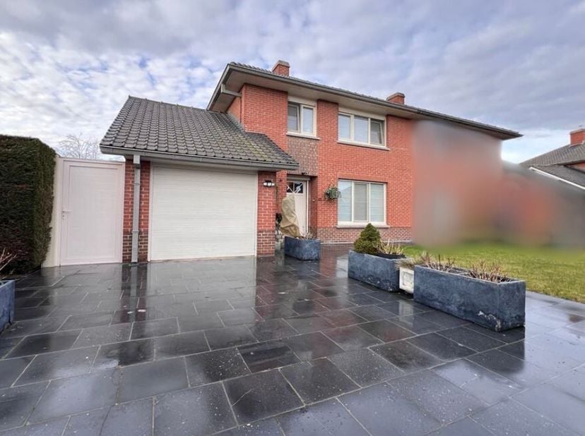 Située dans un cadre résidentiel calme et agréable, cette maison 3 façades vous offre un cadre de vie confortable et fonctionnel.&lt;br /&gt;
&lt;br /&gt;
Au rez-