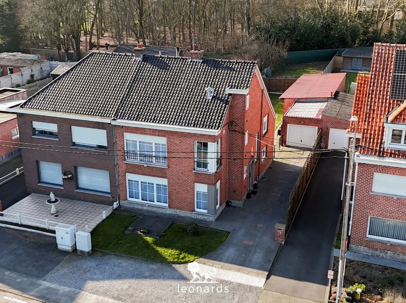 Deze volledig gerenoveerde halfopen bebouwing is instapklaar en ideaal voor wie op zoek is naar een combinatie van comfort, ruimte en een groene omgev