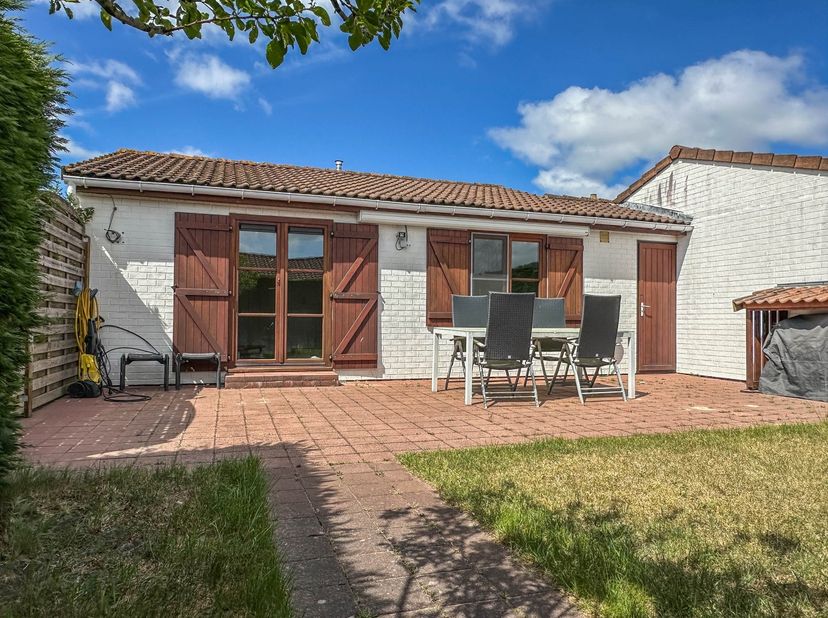 Cette maison de vacances parfaitement entretenue est située dans un domaine à petite échelle, très calme, à distance de marche de la plage, de la mer