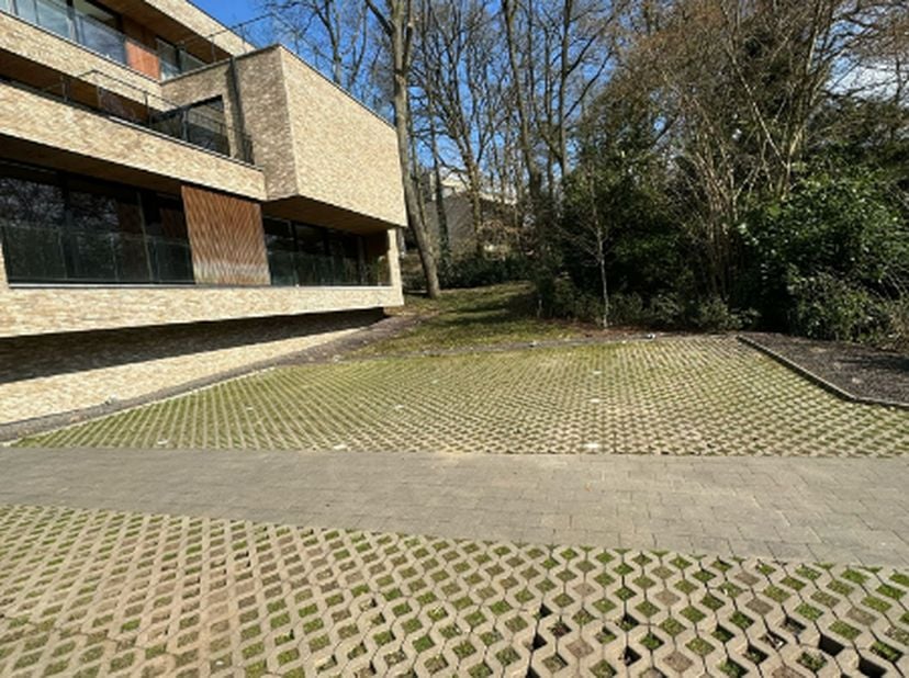 3 open autostaanplaatsen te koop aan residentie Henri Decleene gelegen in Genk-Centrum.&lt;br /&gt;
&lt;br /&gt;
Onmiddellijk beschikbaar.&lt;br /&gt;
&lt;br /&gt;
Prijs per