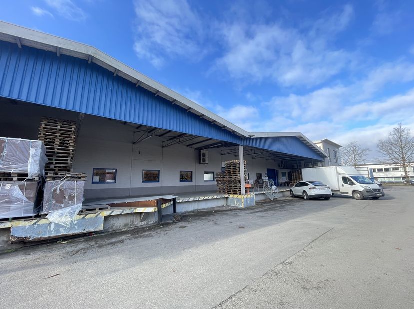 Ontdek dit uitstekend gelegen magazijn van ca. 780 m² in Aartselaar, perfect gesitueerd op de verbindingsweg tussen de E19 en A12, met uitstekende zic