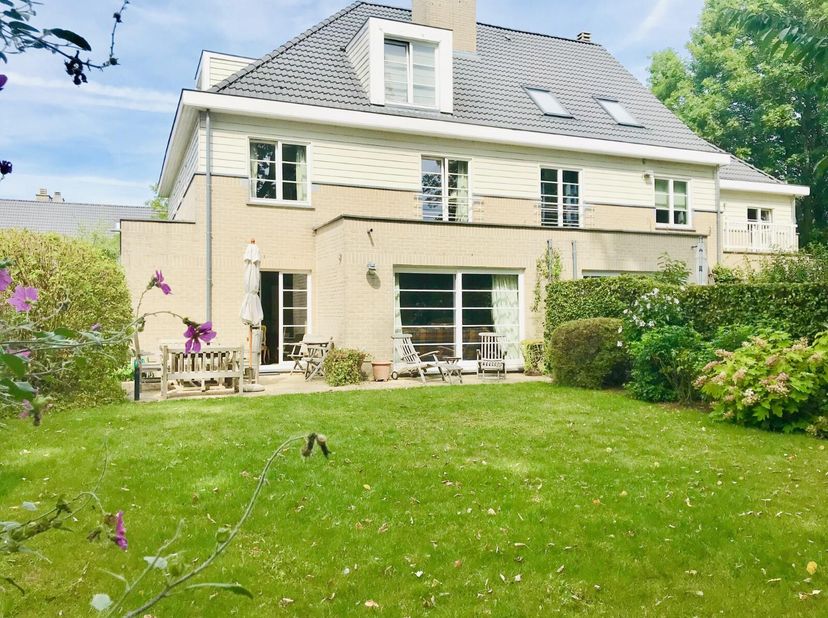 Victoire Junot vous propose cette charmante villa 3 façades, idéalement située à Woluwe-Saint-Pierre, à deux pas de la place Dumon et de ses nombreux