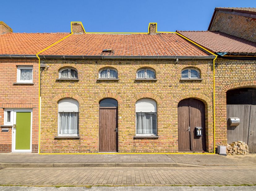 Op zoek naar een project in een rustige, landelijke omgeving? Deze woning biedt heel wat potentieel voor wie wil renoveren of heropbouwen. Gelegen op