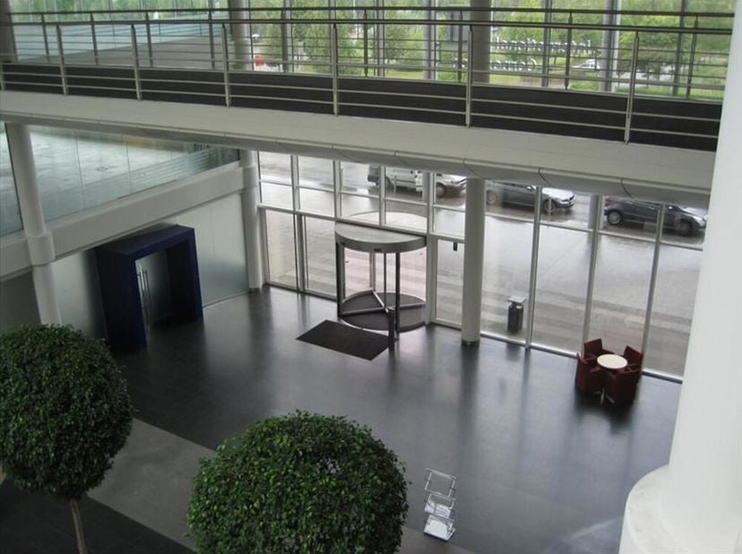 Ce magnifique bâtiment dispose de sept bureaux d&#039;approfondir dans une position privilégiée. Il y a 9666m² de superficie en total. Le bâtiment est égal