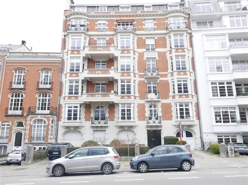 Description: Face à l&#039;abbaye de la Cambre et à proximité des étangs d&#039;Ixelles, magnifique appartement de caractère d&#039;une superficie de +/- 120m2 entiè