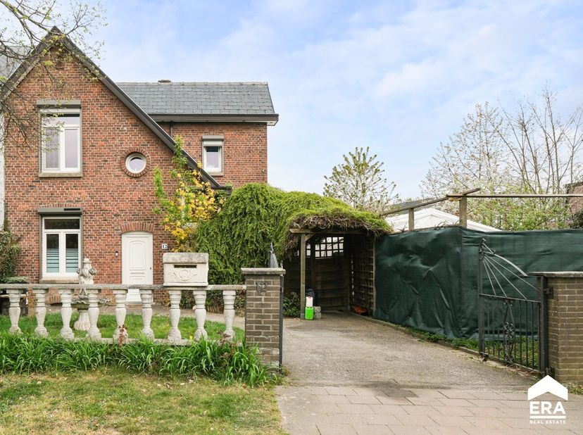 Charmante woning met potentieel én vlotte verbinding in Genk. Ben je op zoek naar een gezellige woning met karakter en mogelijkheden? Dan is deze char