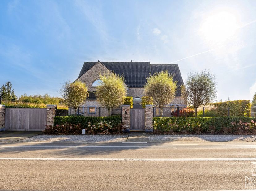 Laat u verwelkomen in dit exclusieve, instapklare landhuis, gelegen aan de Diestersteenweg 6 te Neeroeteren (Maaseik). Deze ruime gezinswoning combine