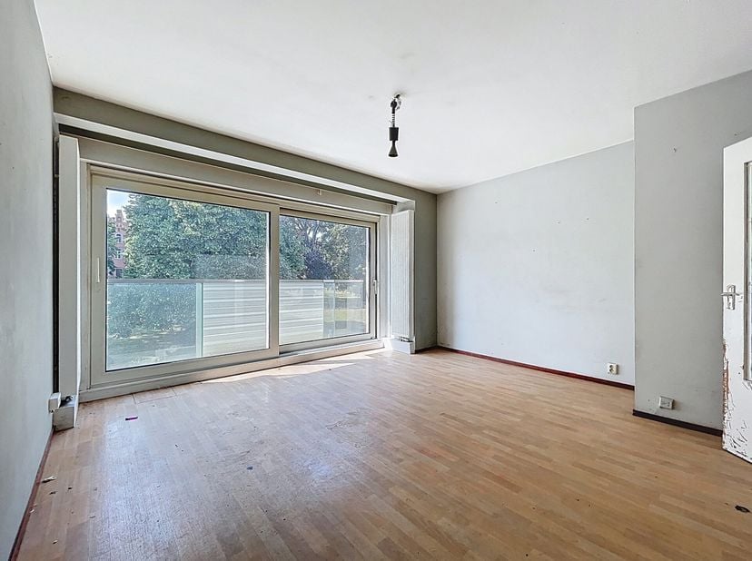 DILBEEK - REF: 6965608 - BEL APPARTEMENT UNE CHAMBRE A RENOVER AVEC TERRASSE - FAIBLES CHARGES + GARAGE BOX FERME ET EMPLACEMENT DE PARKING !!!&lt;br /&gt;