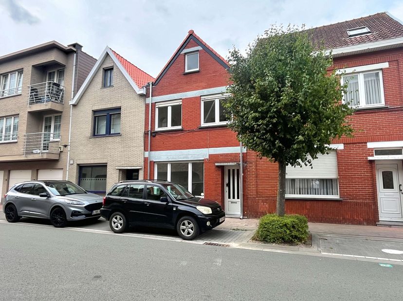 Deze centraal gelegen en gerenoveerde rijwoning in Heist-aan-Zee biedt verassend veel ruimte en licht. Ideaal voor wie op zoek is naar een praktische