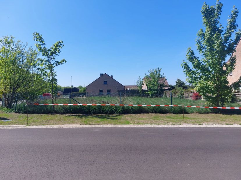 IN OPTIE --- Mooie bouwgrond voor open bebouwing van 8a00ca te koop met een landelijke ligging.&lt;br /&gt;
Deze bouwgrond met een breedte van +/- 22,5m en