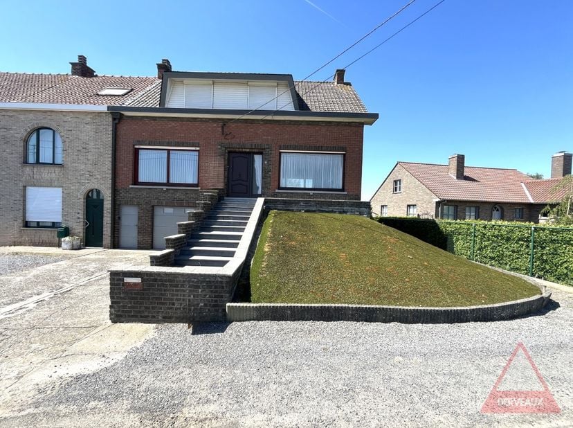 VANAF 295.000&lt;br /&gt;
Deze charmante halfopen woning is gelegen in een rustige en landelijke buurt in Ledegem, omringd door open velden en groen. Hier g