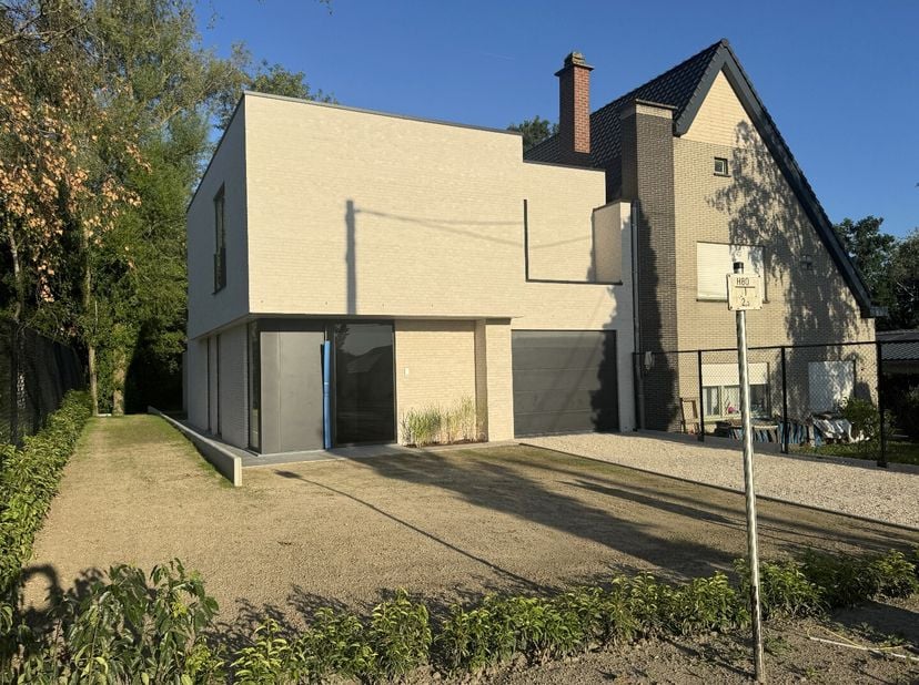 Deze prachtige nieuwwoning in Marke is gunstig gelegen nabij het centrum, belangrijke invalswegen, bakkers, slagers, etc...&lt;br /&gt;
Inkomhal met gastent