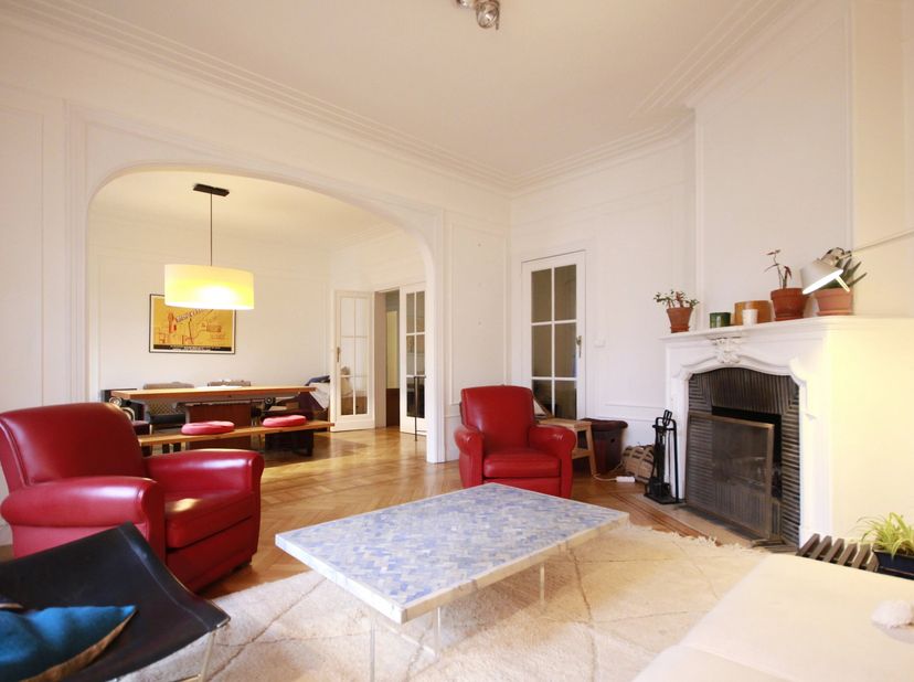 Hall d&#039;entrée, salon avec balcon, salle à manger, cuisine full équipée, 3 chambres de respectivement ± 18m² (avec dressing), ± 16m² (utilisée actuelle