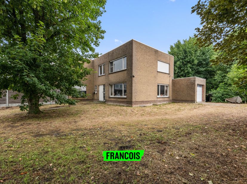 À la recherche d&#039;une maison avec potentiel et un terrain exceptionnel de 1165 m² ? Cette maison semi-détachée, située dans un quartier calme de Sint-P
