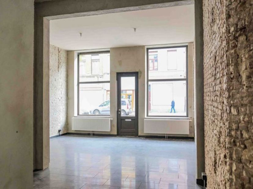Dit sfeervolle kantoor van 34 m² ligt op een uitstekende zichtlocatie in de Brederodestraat, een straat die volop in ontwikkeling is en steeds meer pr