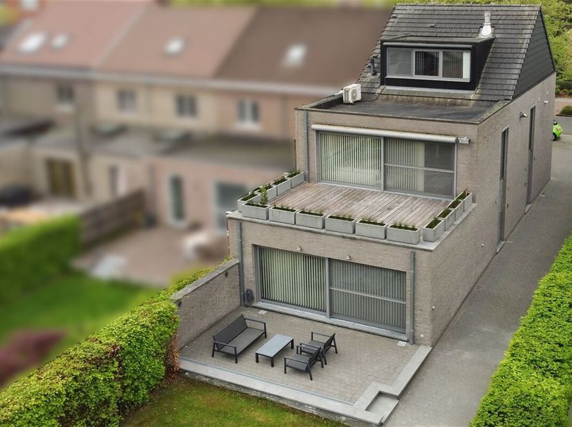 Nous vous proposons cette résidence superbement située avec deux espaces de vie et un entrepôt (deux appartements, maison kangourou ou salle d&#039;entraîn