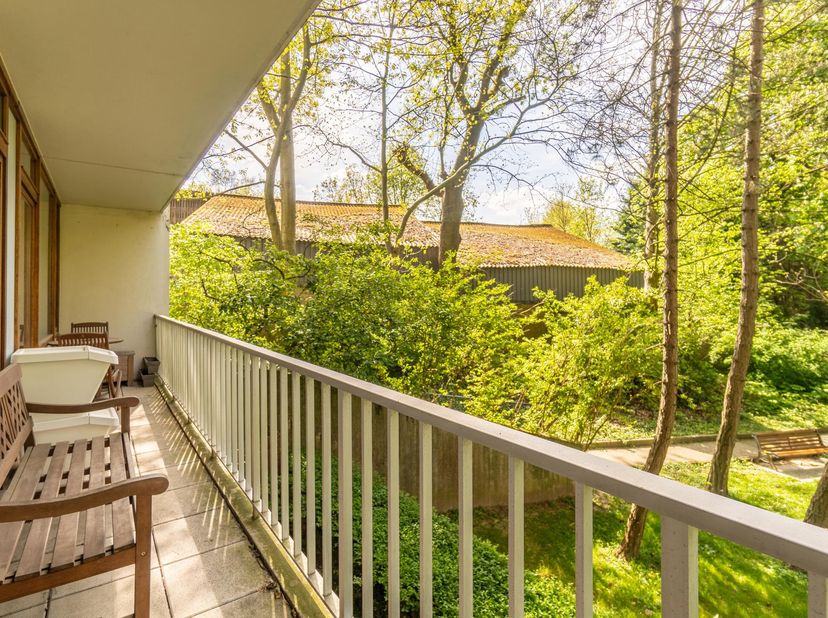 Idéalement situé entre Calevoet et Dieweg, venez découvrir cet appartement de 3 chambres à rénover. Situé au rez-de-chaussée/9 d&#039;un immeuble construit