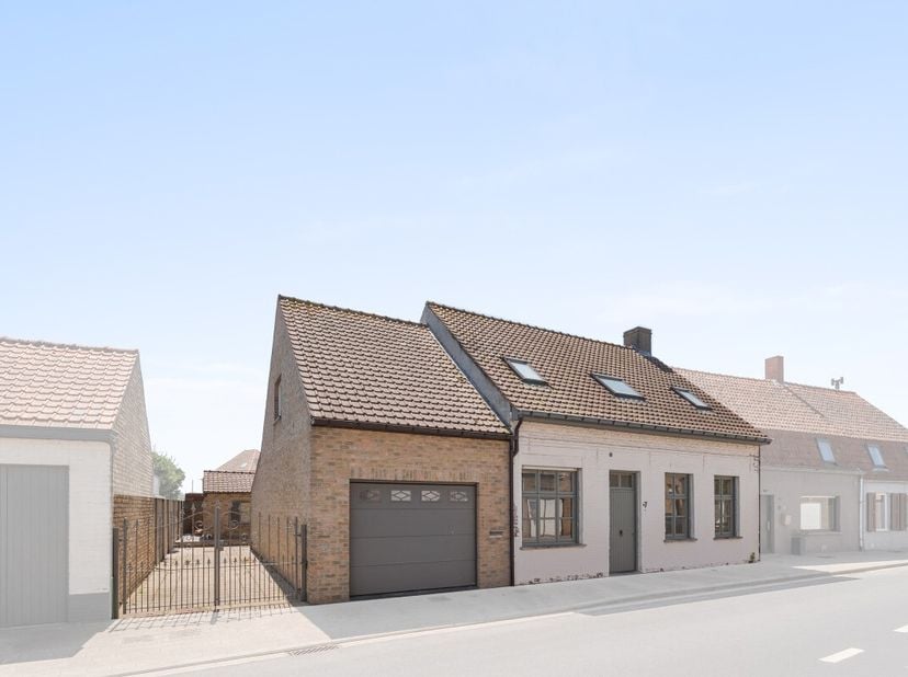 Te koop: Verder af te werken halfopen bebouwing in het landelijke Houtem Op zoek naar een woning met potentieel in een rustige omgeving? Deze halfopen