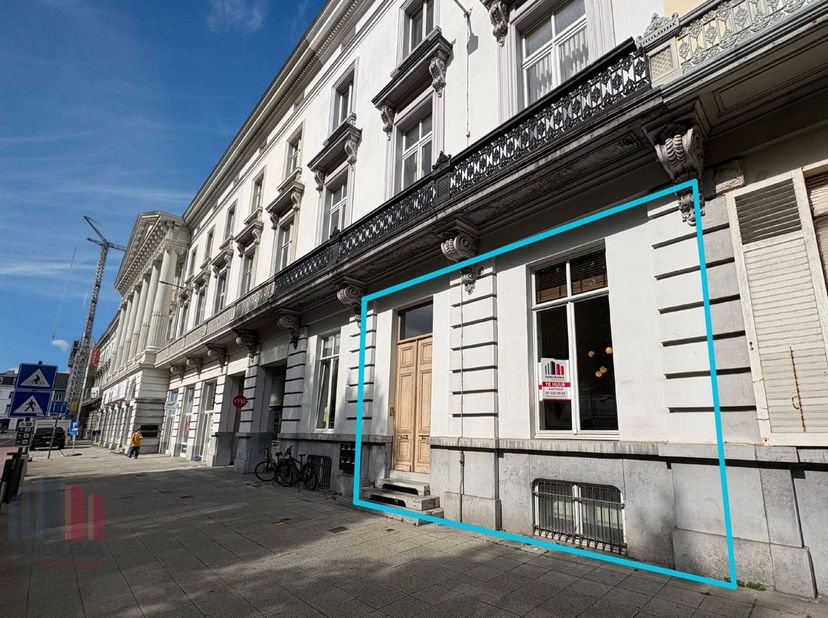Fantastisch gelegen kantoorruimte in het centrum van Gent aan het Zuid, nabij de oprit naar de E17 en E40 en perfect bereikbaar via het openbaar vervo