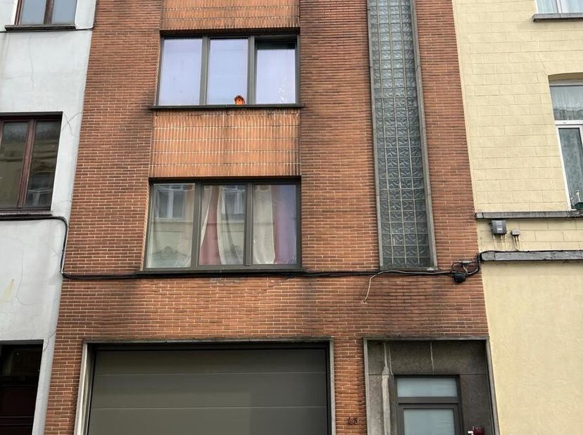 L&#039; agence Besimmo vous propose cette charmante maison de 3 niveaux construit en béton avec un garage. Elle est totalement rénovée avec des matériaux d