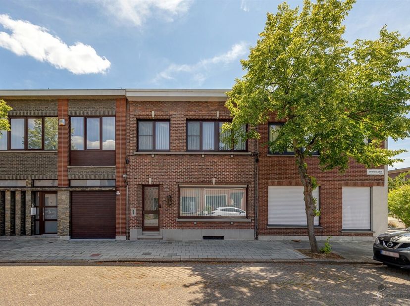 Deze topwoning biedt de ideale mix tussen comfort en moderne gemakken op een toplocatie.&lt;br /&gt;
De woning bevindt zich in een rustige wijk nabij het pa