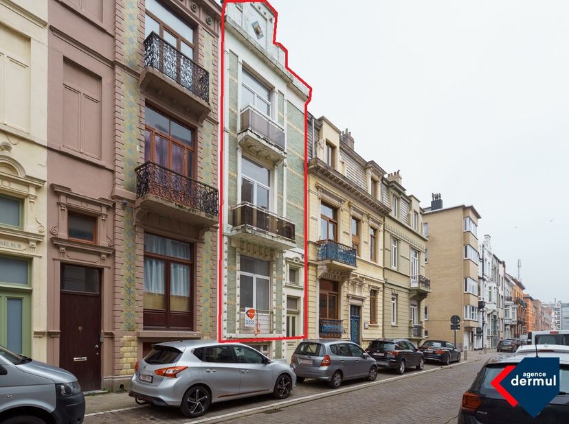 Volledig te renoveren gezinswoning met 4 verdiepingen te koop in de Belle Epoque wijk te Oostende!  Het herenhuis (stijl eclectisch) is volledig te re