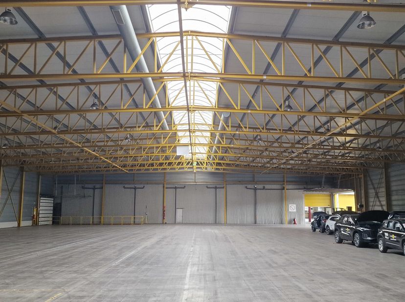 Ideaal gelegen op het kruispunt van de BRU RING en A12In Strombeek.Entrepot 2:  van 2750 m2.VH circa 6,5 m.Veel buitenterrein en rangeerruimte. Kantoo