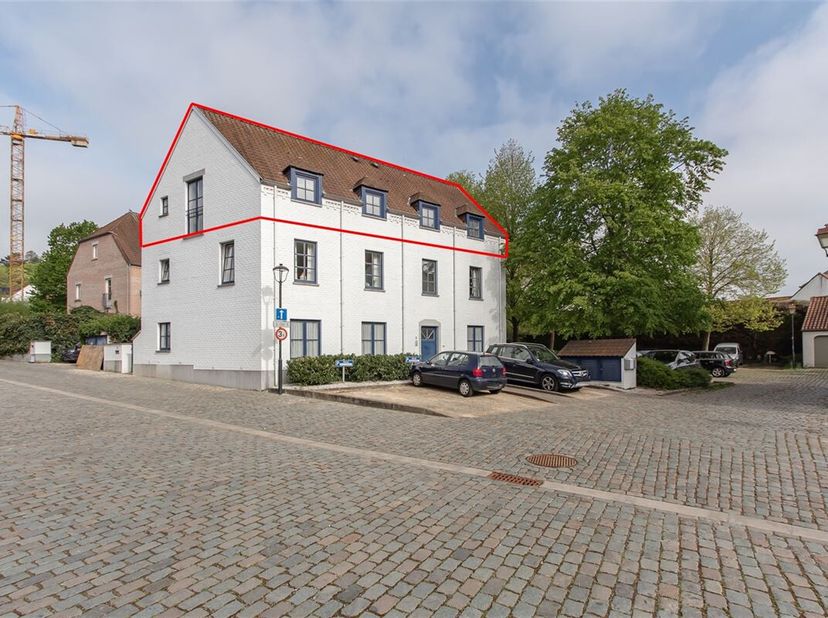 LASNE CENTRE - Charmant appartement situé en plein centre du Village, en retrait de la rue de lÉglise et à proximité pédestre de toutes les facilités