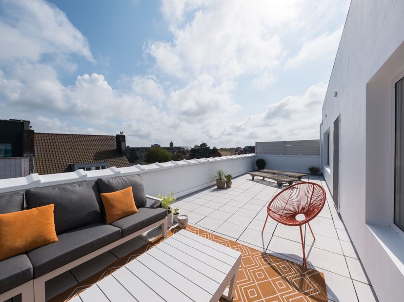 Appartement unique sur le toit avec 2 terrasses spacieuses.&lt;br /&gt;
&lt;br /&gt;
Cet appartement de deux chambres magnifiquement entièrement rénové est situé