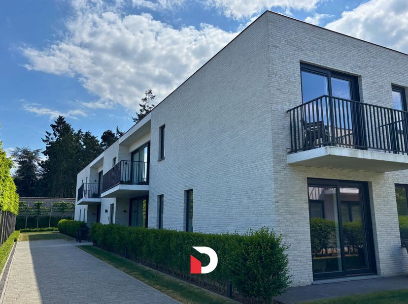 Ruim en modern 1-slaapkamer appartement rustige gelegen op het gelijkvloers en omringd door groen. Het appartement heeft een lichtrijke leefruimte met
