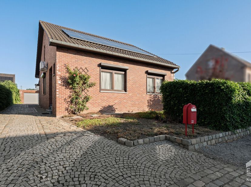 Instapklare gezinswoning met 3 (mogelijks 4) slaapkamers, leuk terras en zonnepanelen, gelegen op een goede locatie vlakbij het centrum van Alken.Deze