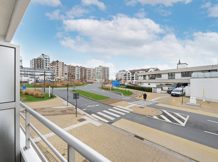 Près de la plage de Heist, nous proposons cet appartement au premier étage avec deux chambres doubles. Il y a une terrasse à l&#039;arrière. Possibilité d&#039;