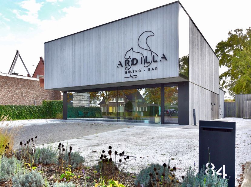 Deze unieke parel is een lust voor het oog dankzij zijn originele, strakke architecturale ontwerp. De horecazaak, opgericht in 2020, beschikt bovendie