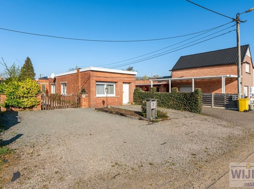 Deze woning, gebouwd rond 1950, is rustig gelegen in een doodlopende straat op een grond van 560 m².&lt;br /&gt;
Je vindt deze woning tussen het centrum van