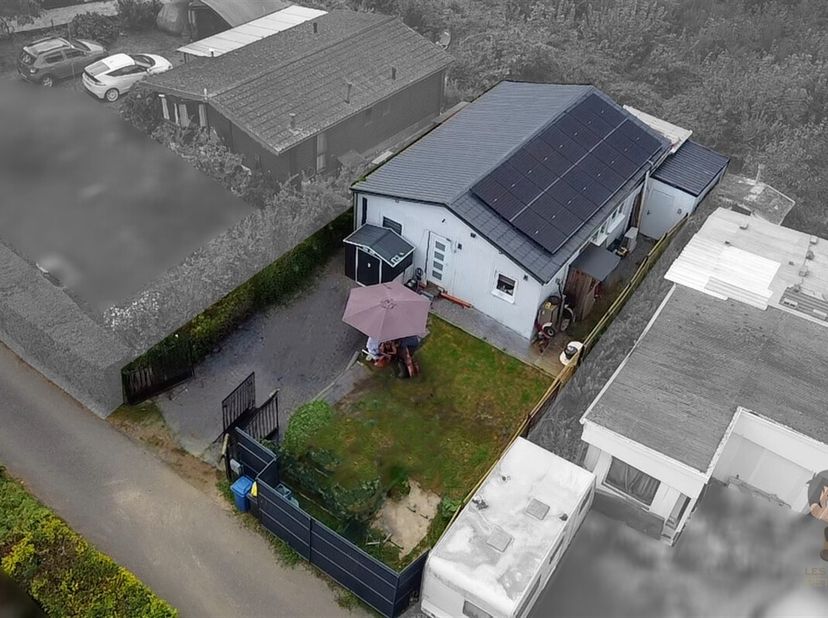 Chalet à Vendre à Hastière  Entièrement Rénové !&lt;br /&gt;
Découvrez ce magnifique chalet entièrement rénové, situé à Hastière, offrant tout le confort mo