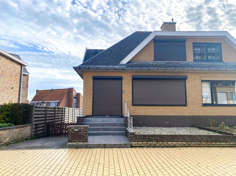 L’agence immobilière MaraMax s.àr.l a le plaisir de vous proposer en vente cette magnifique maison, bien située à Middelkerke (Côte Belge) sur un terr