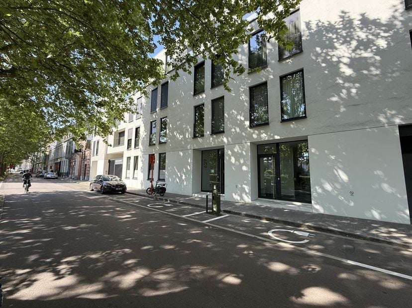 Deze hoogwaardige kantoor- of praktijkruimte te huur bevindt zich op het gelijkvloers van een modern, lichtrijk en stijlvol gebouw aan de Coupure. De