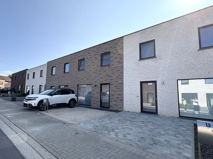Deze woning bestaat uit een inkom met toilet, een ruime woonkamer met open keuken + praktische berging. De keuken werd voorzien van een koelkast, vaat