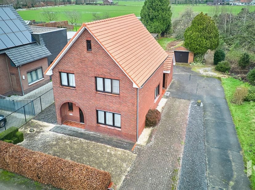 Rustig gelegen, te renoveren woning (134 m²) met 3 slaapkamers en een carport op een ruim perceel van 1100 m² in landelijke omgeving.&lt;br /&gt;
INDELING:&lt;