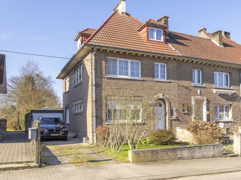 Op te frissen woning met 4 à 5 slaapkamers, 2 badkamers en gezellige tuin te Dilbeek/grens Sint-Agatha-Berchem&lt;br /&gt;
Deze woning bevindt zich op een p